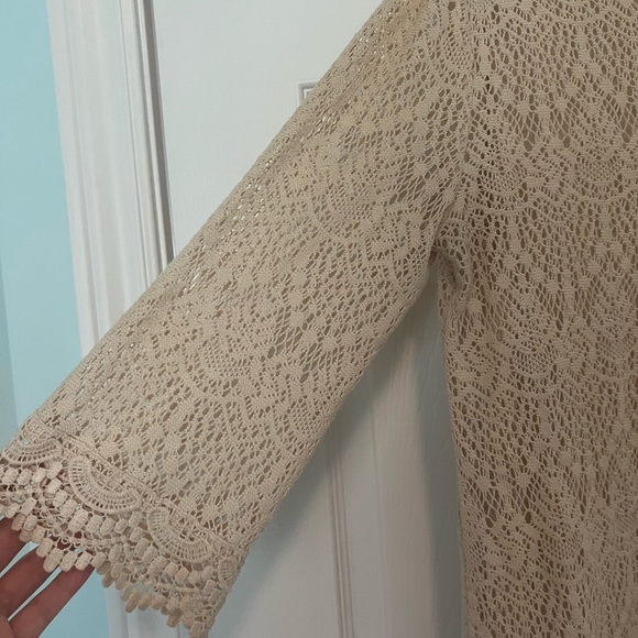 Beautiful cream bell sleeve lace dress - Picture 3 of 4